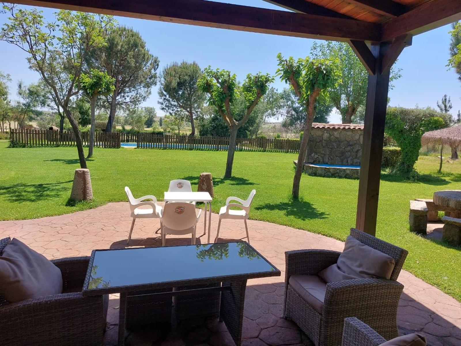 Complejo Rural La Badia Villa Lucillos Exterior photo